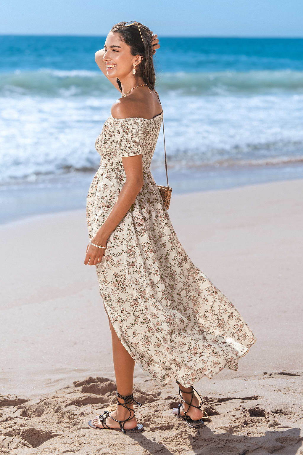 Robe longue florale rose à épaules dénudées