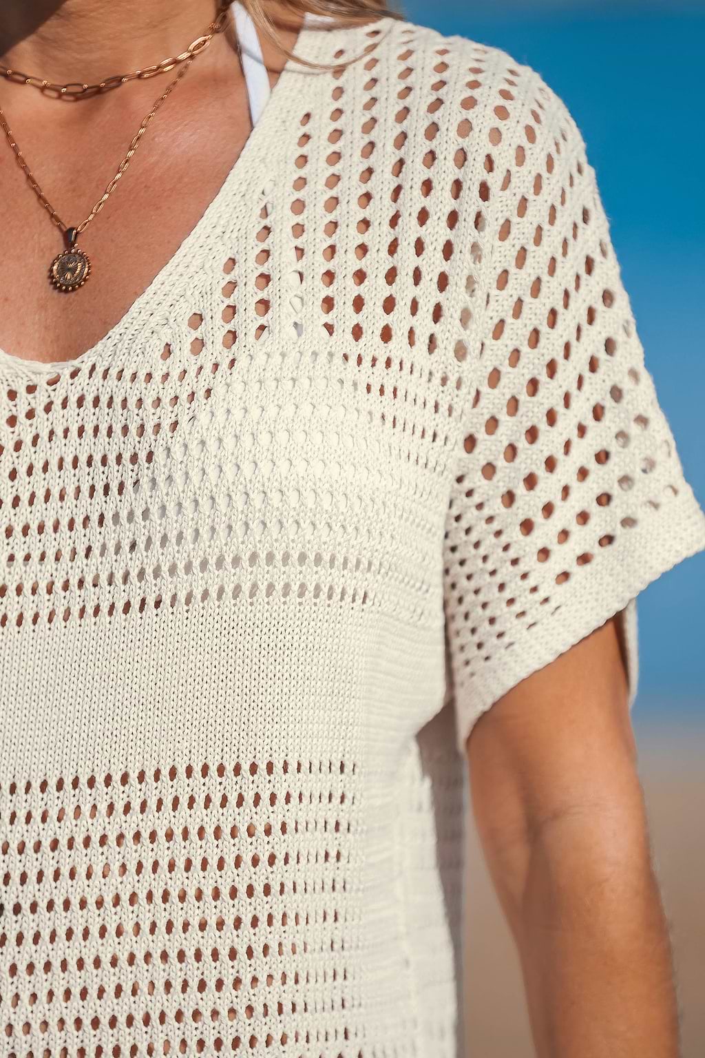 Vestido corto de crochet color beige con mangas cortas
