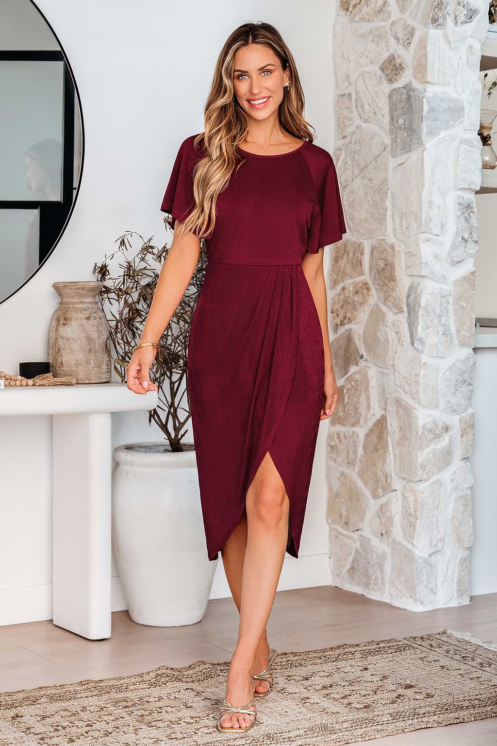 Rotes Midikleid mit asymmetrischem Saum
