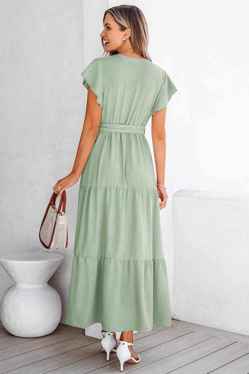 Salbeigrünes gerafftes Maxi-Wickelkleid mit Gürtel