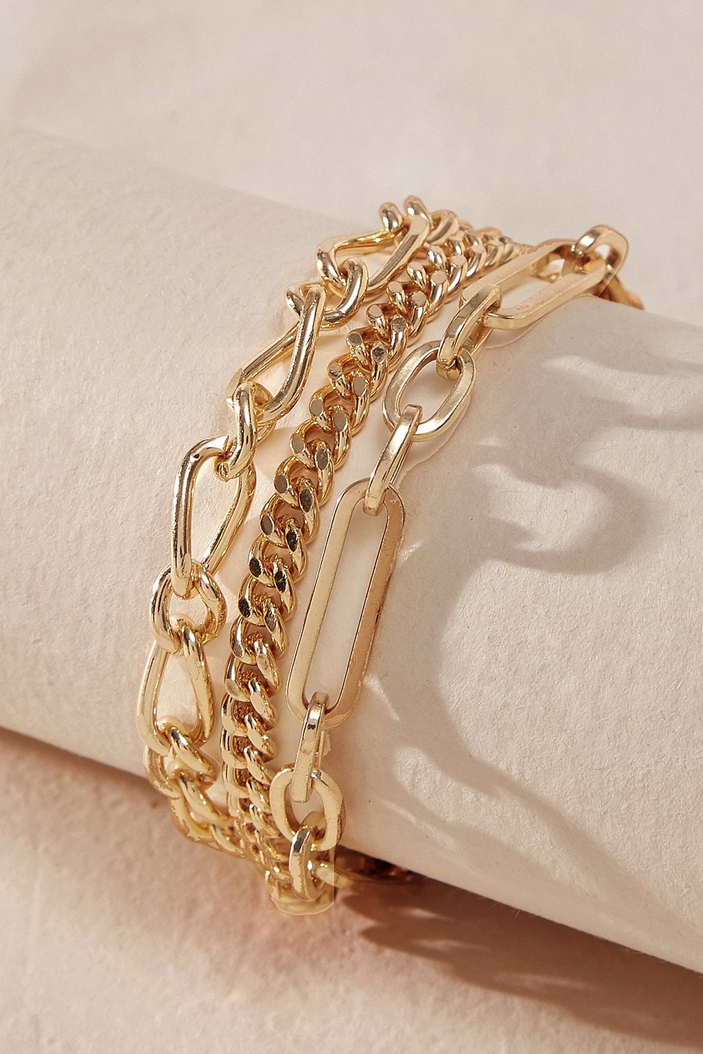 Armband aus goldfarbenen Ketten