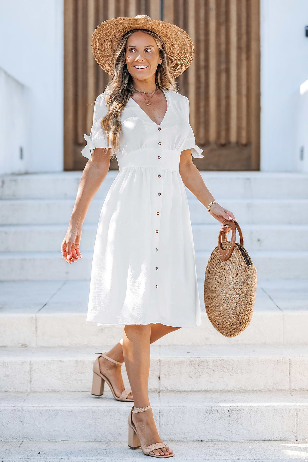 Robe blanche à col en V et à boutons