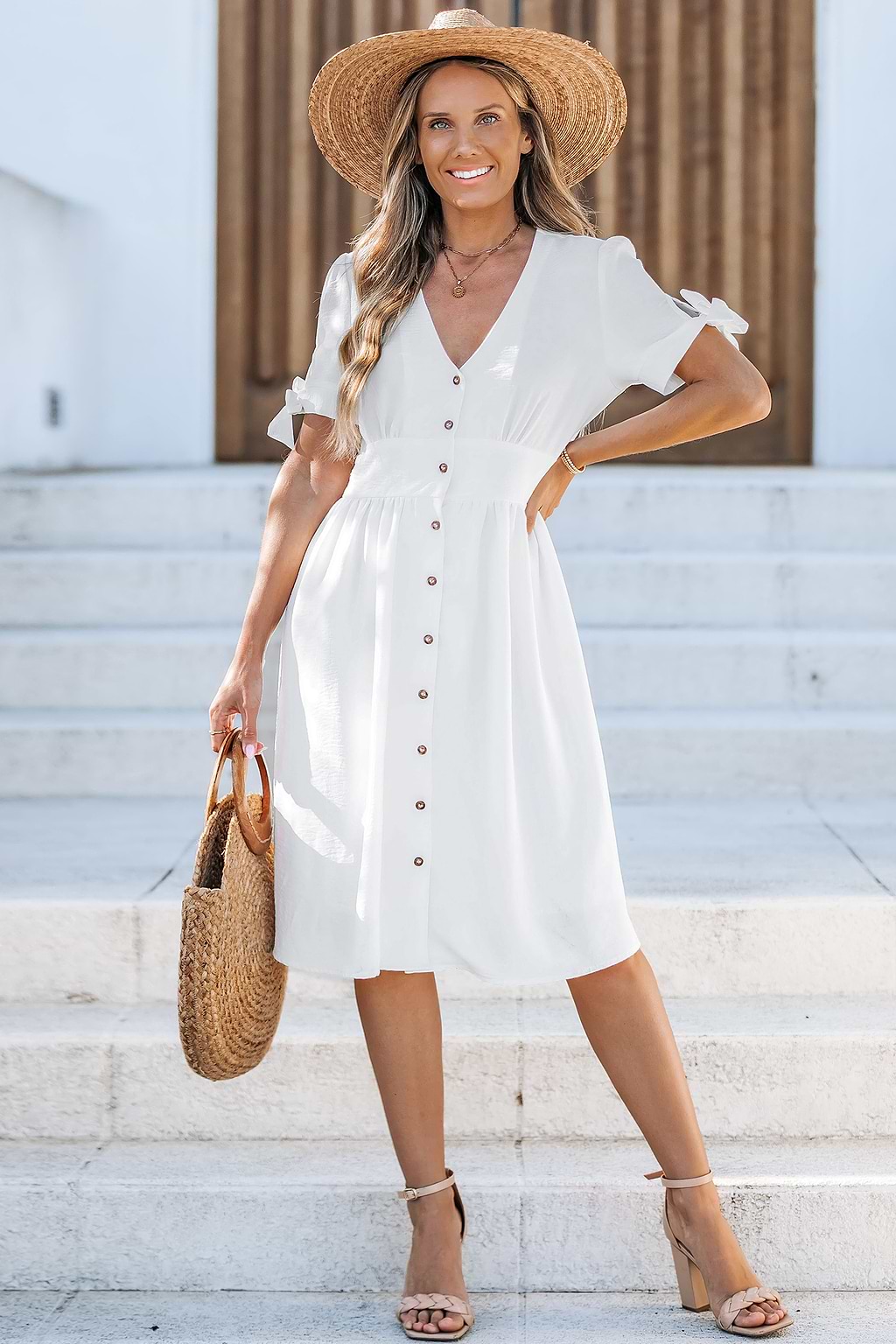 Robe blanche à col en V et à boutons
