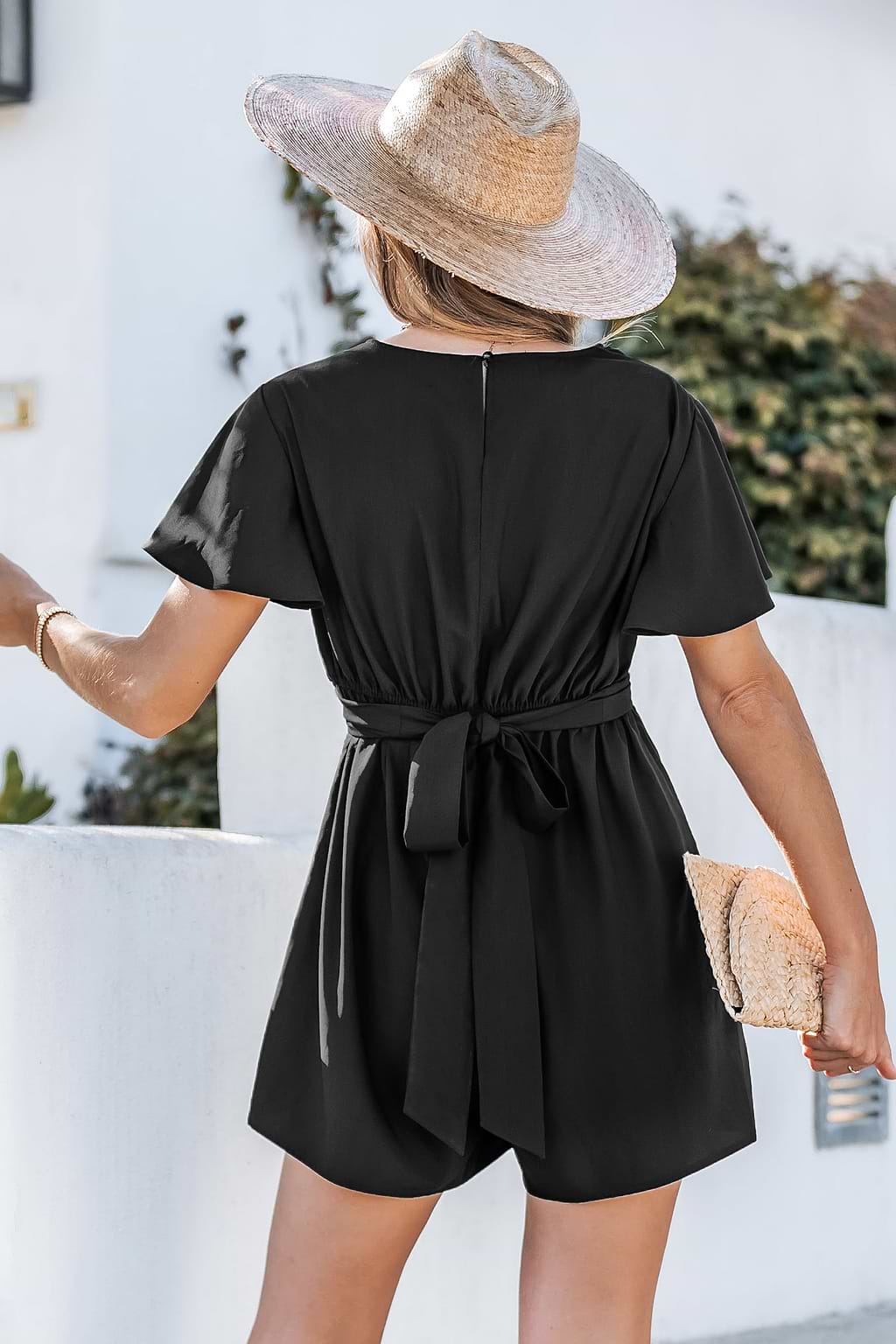 Schwarzer Strampler mit weitem Bein und Flatterärmeln