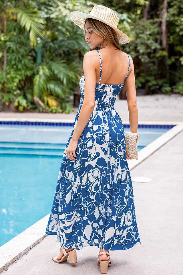 Blauwe maxi-jurk met sleutelgat en smokwerk in de taille