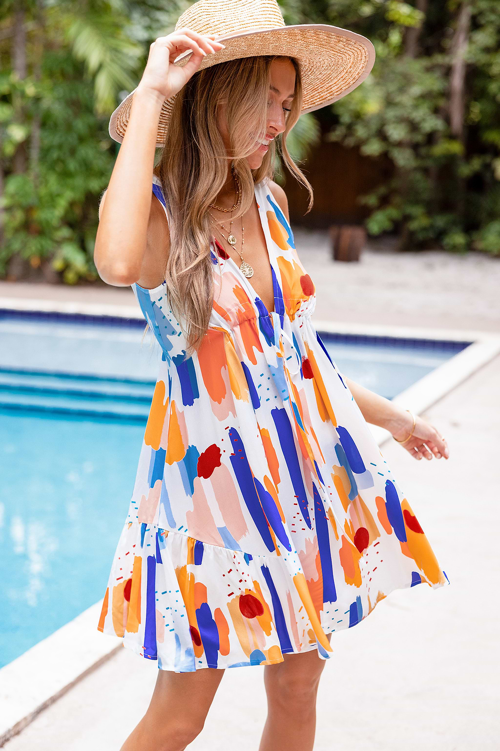 Robe courte abstraite sans manches avec col plongeant