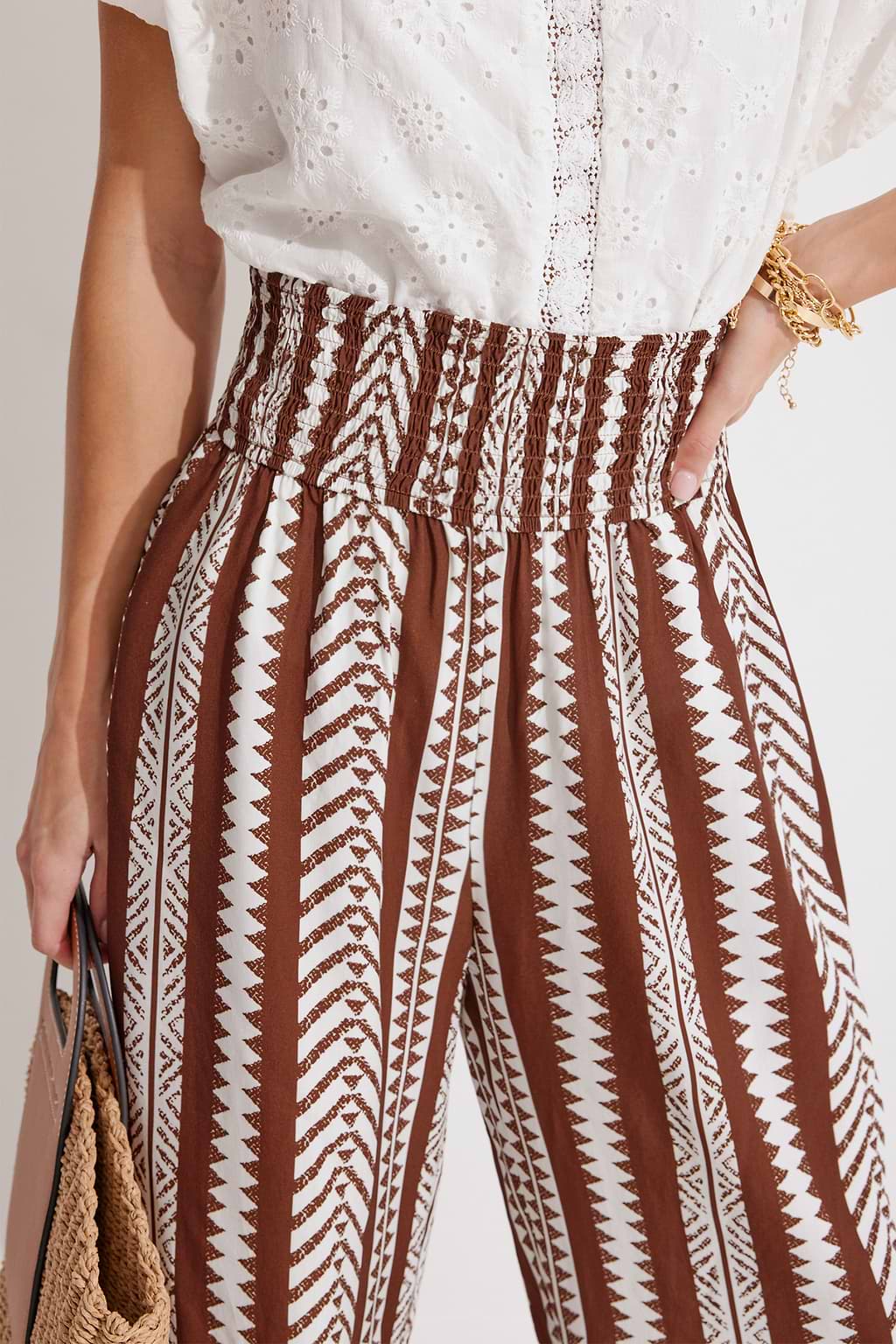 Pantalon cover up marron à taille smockée et chevrons