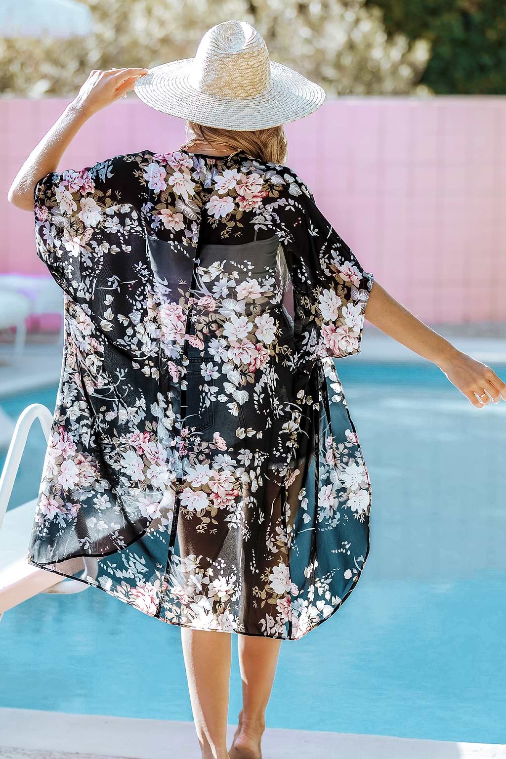 Transparenter  schwarzer  kurzärmliger Kimono mit Blumenmuster