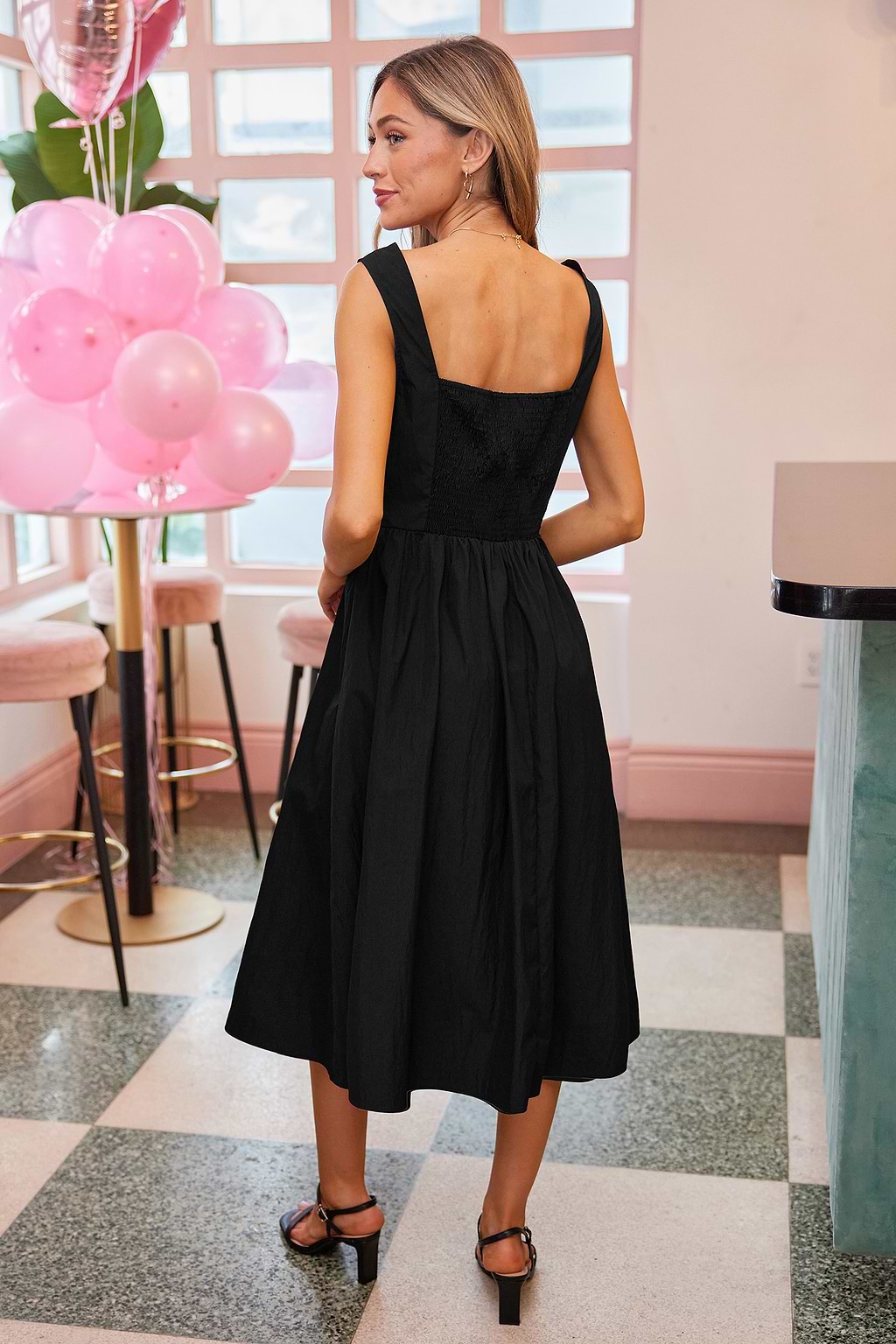 Robe noir sans manches avec col carré