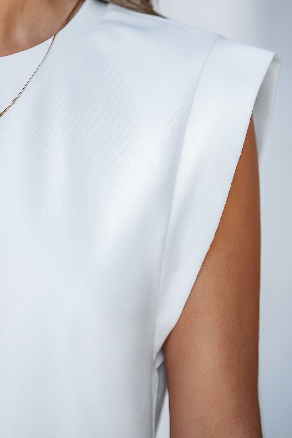 Camiseta blanca de perfección pulida