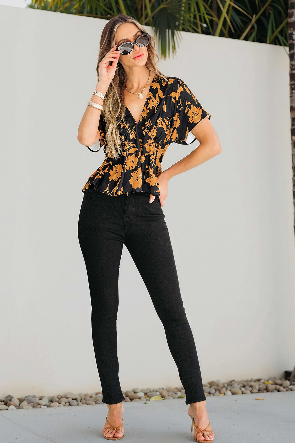 Top floreale con petali affascinanti