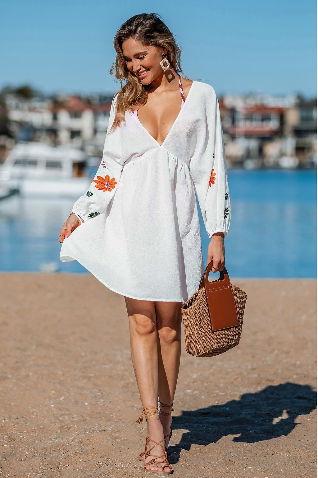 Weißes Mini-Strandkleid mit Blumenstickerei