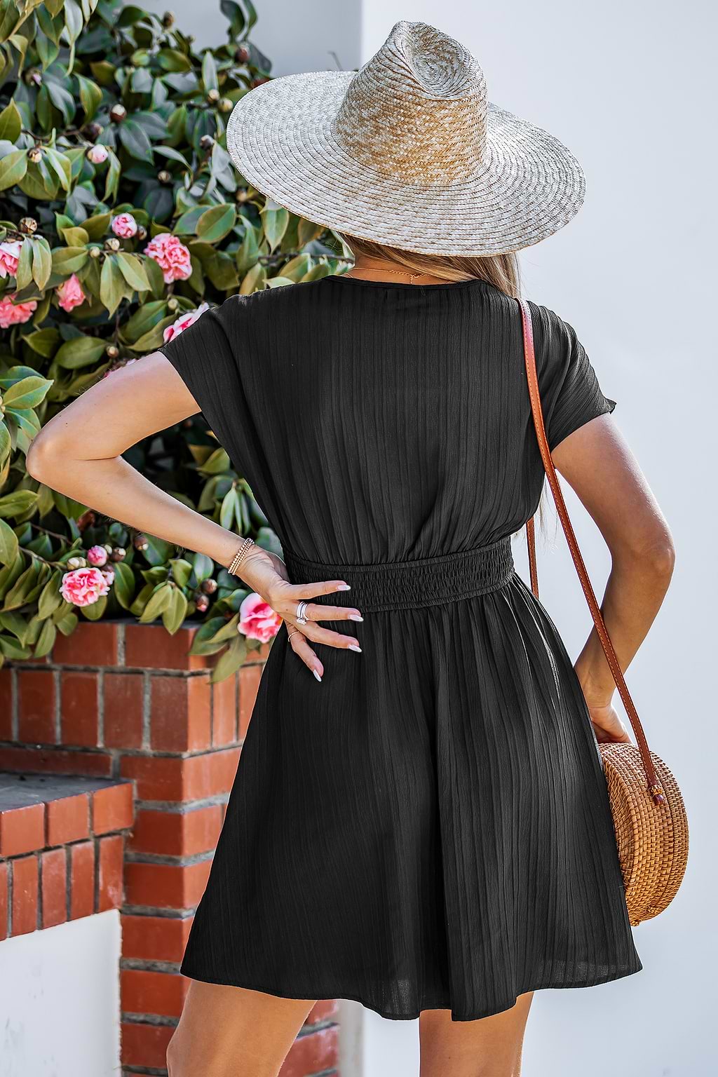 Schwarzes Mini-Wickelkleid mit Rüschenbesatz