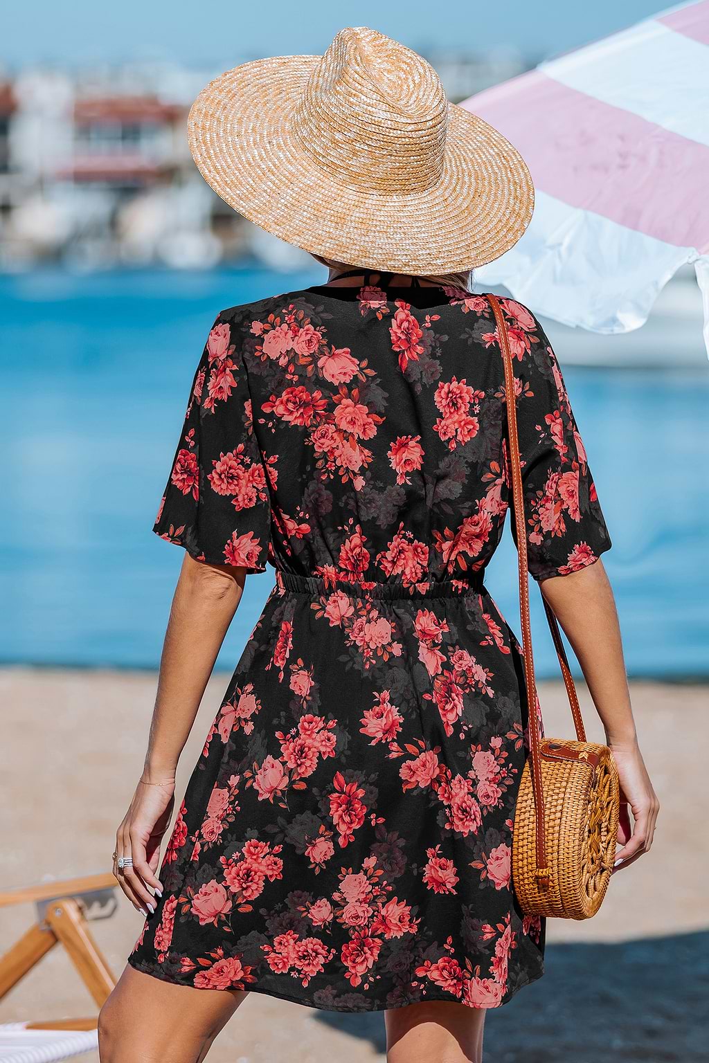 Robe courte florale avec col plongeant
