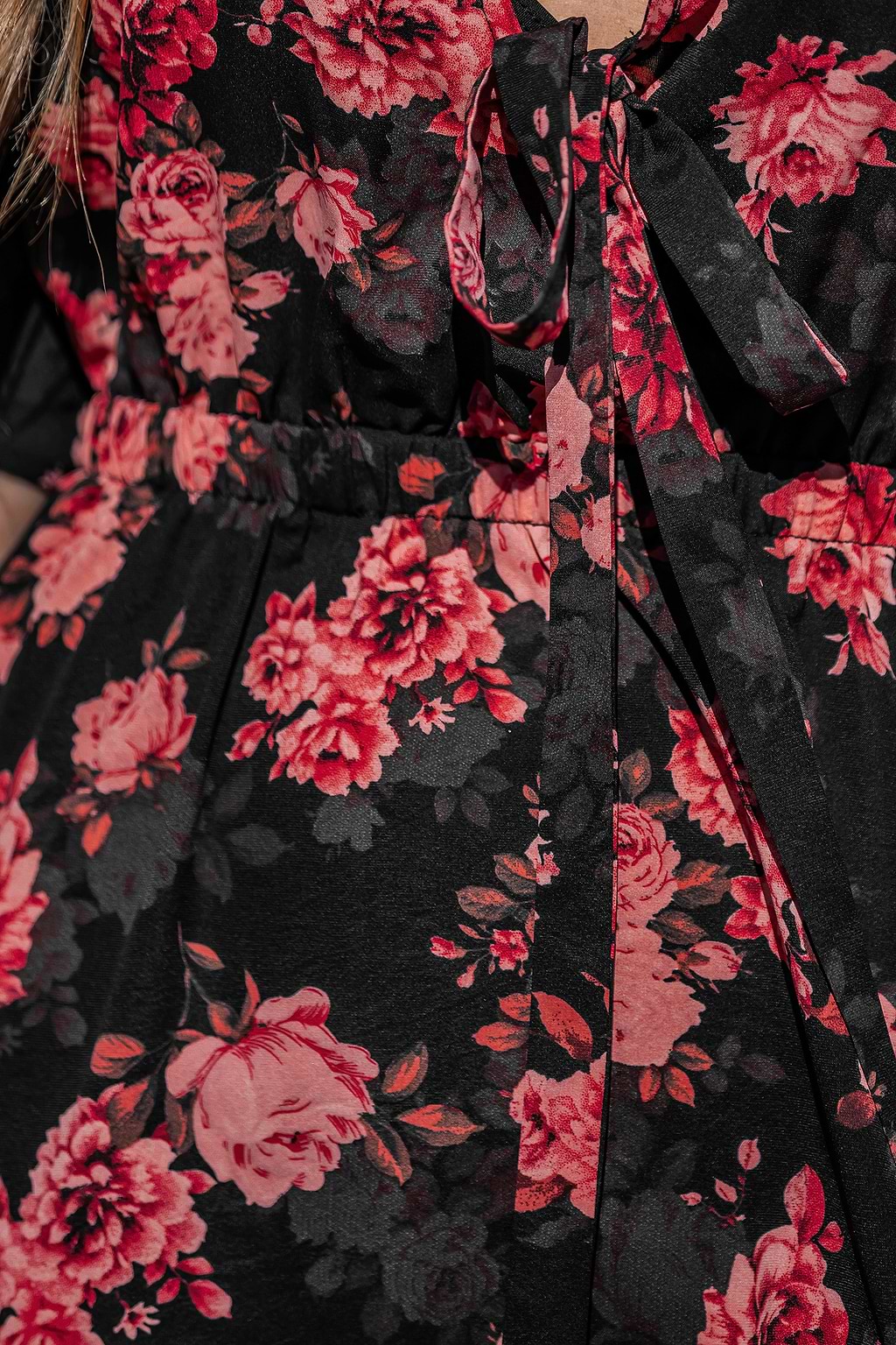 Robe courte florale avec col plongeant