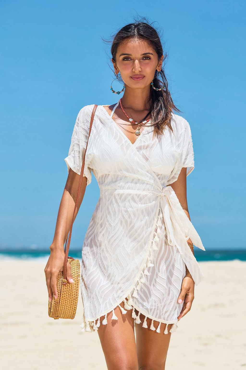 Vestido corto blanco con ondas onduladas
