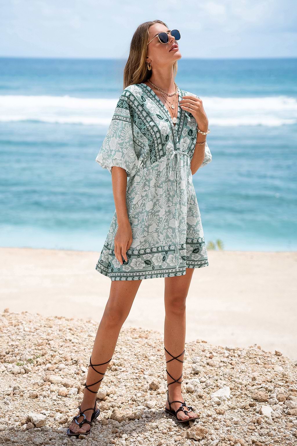 Geblümtes Minikleid mit Taillenband