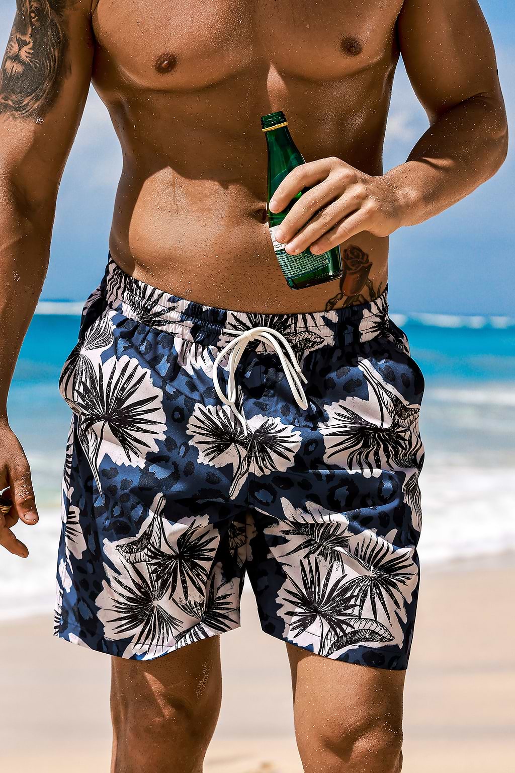 Pantaloncini da surf tropicali con palme grafiche