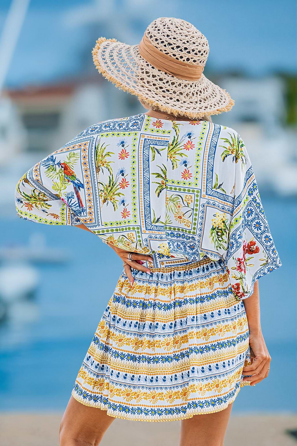 Robe courte tropicale col V taille à nouer