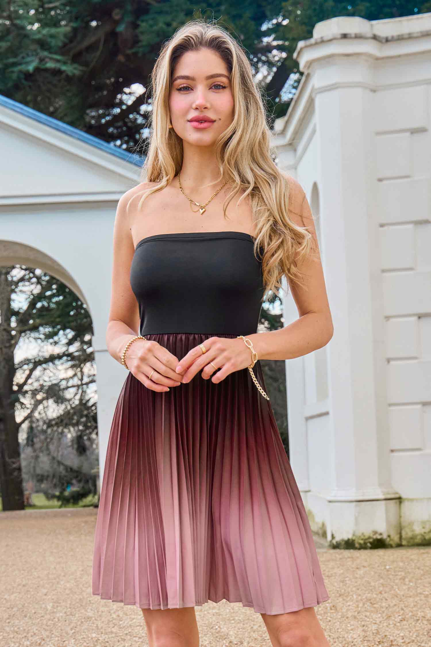 Robe courte ombrée col droit plissé