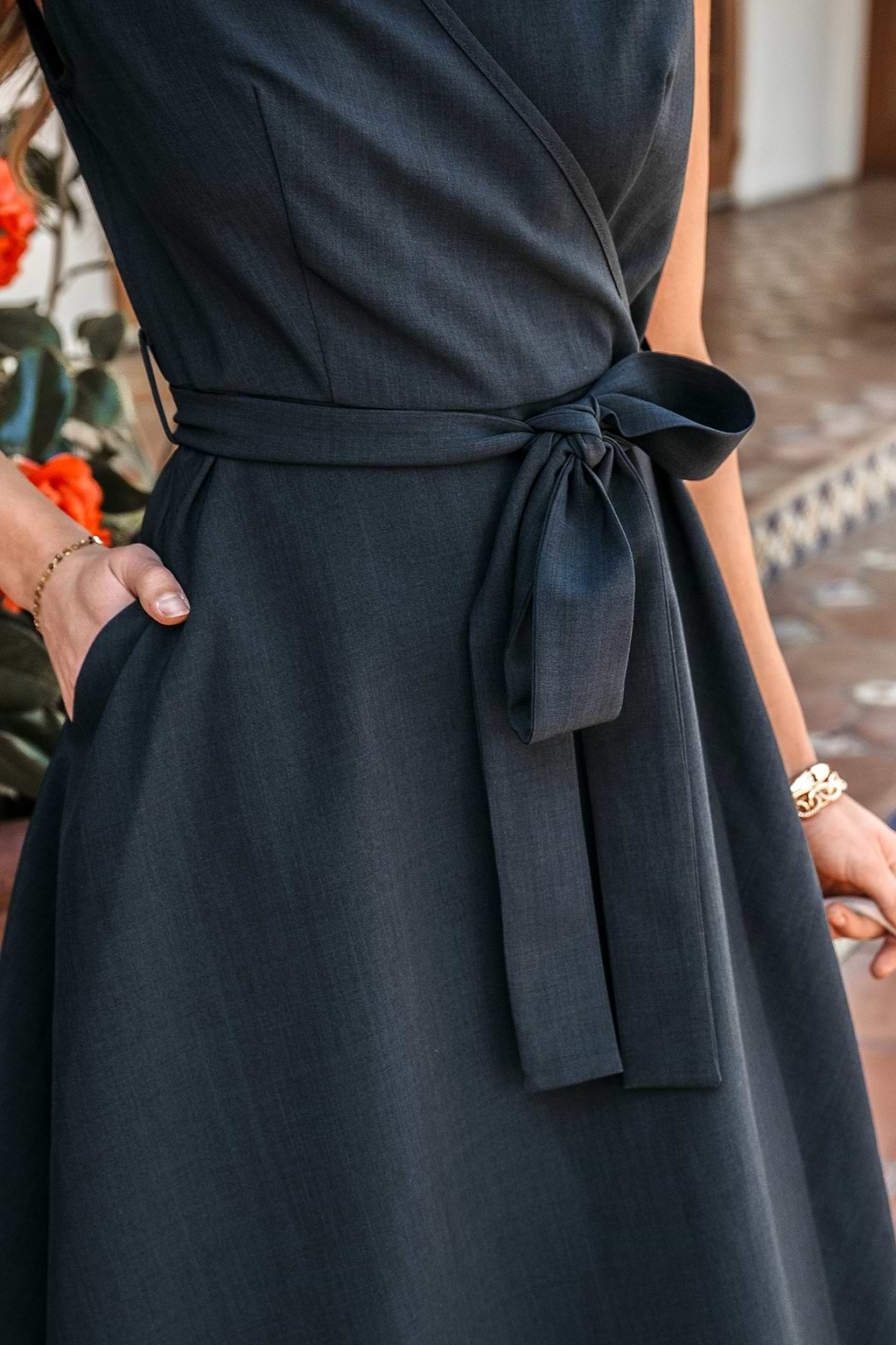 Robe bleue col surplis nouée à la taille