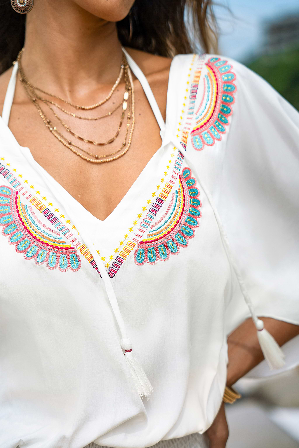 Vestido corto bohemio blanco con efecto ventoso