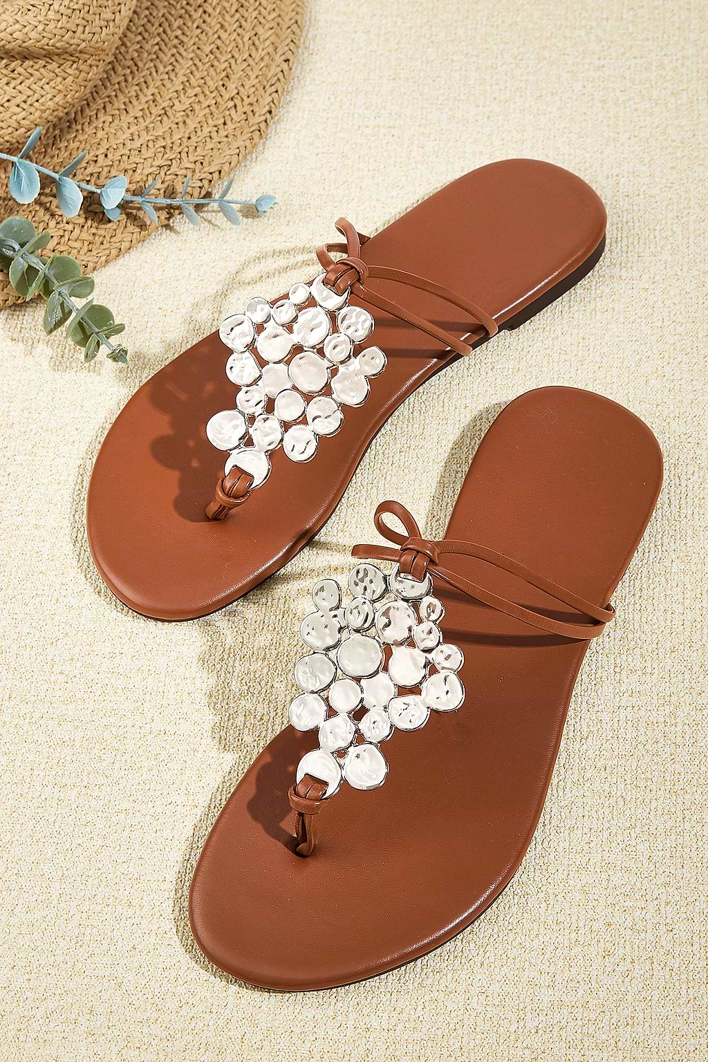 Kunstleder-Sandalen mit Metallic-Akzent