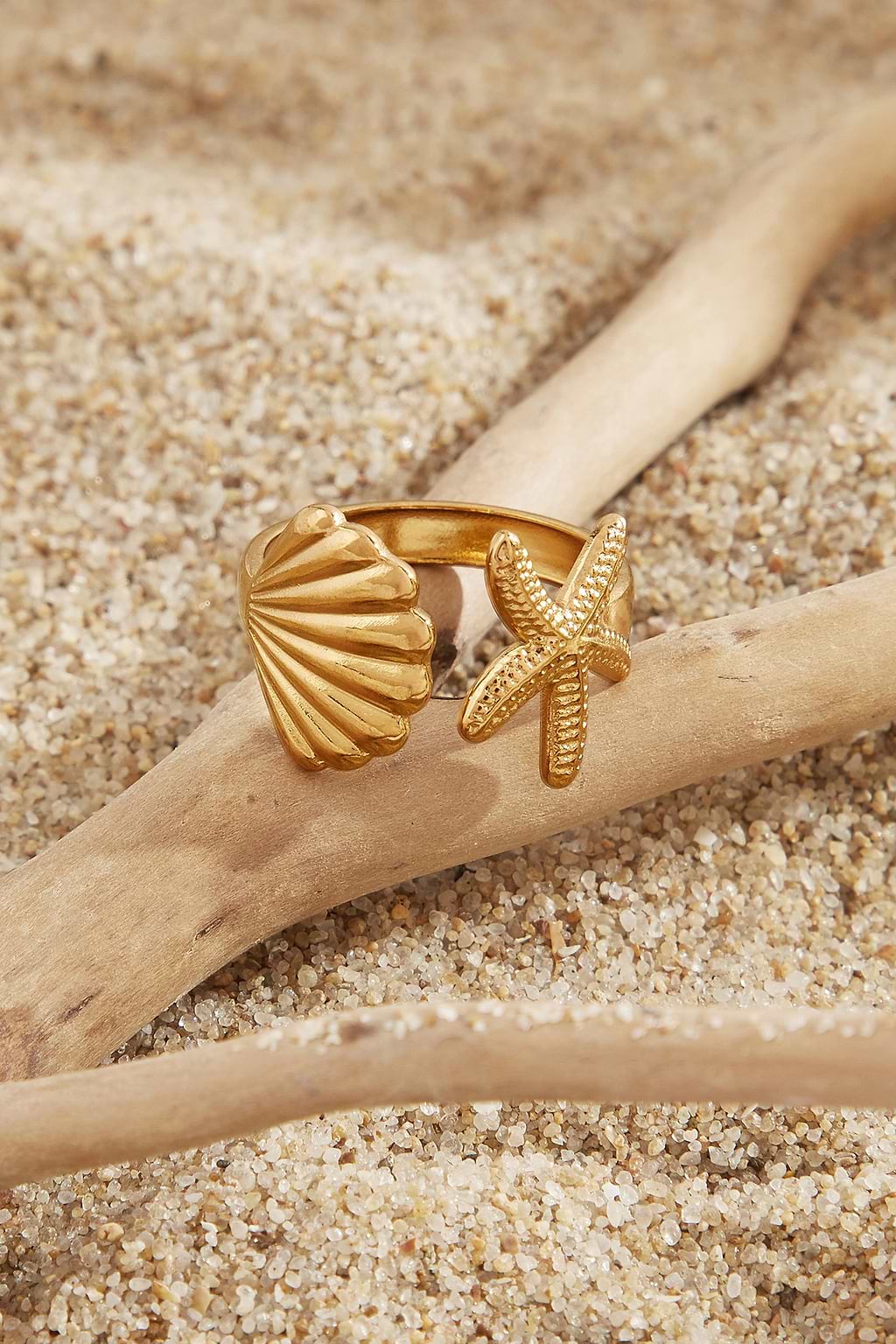 Anillo de concha de lujo en tono dorado