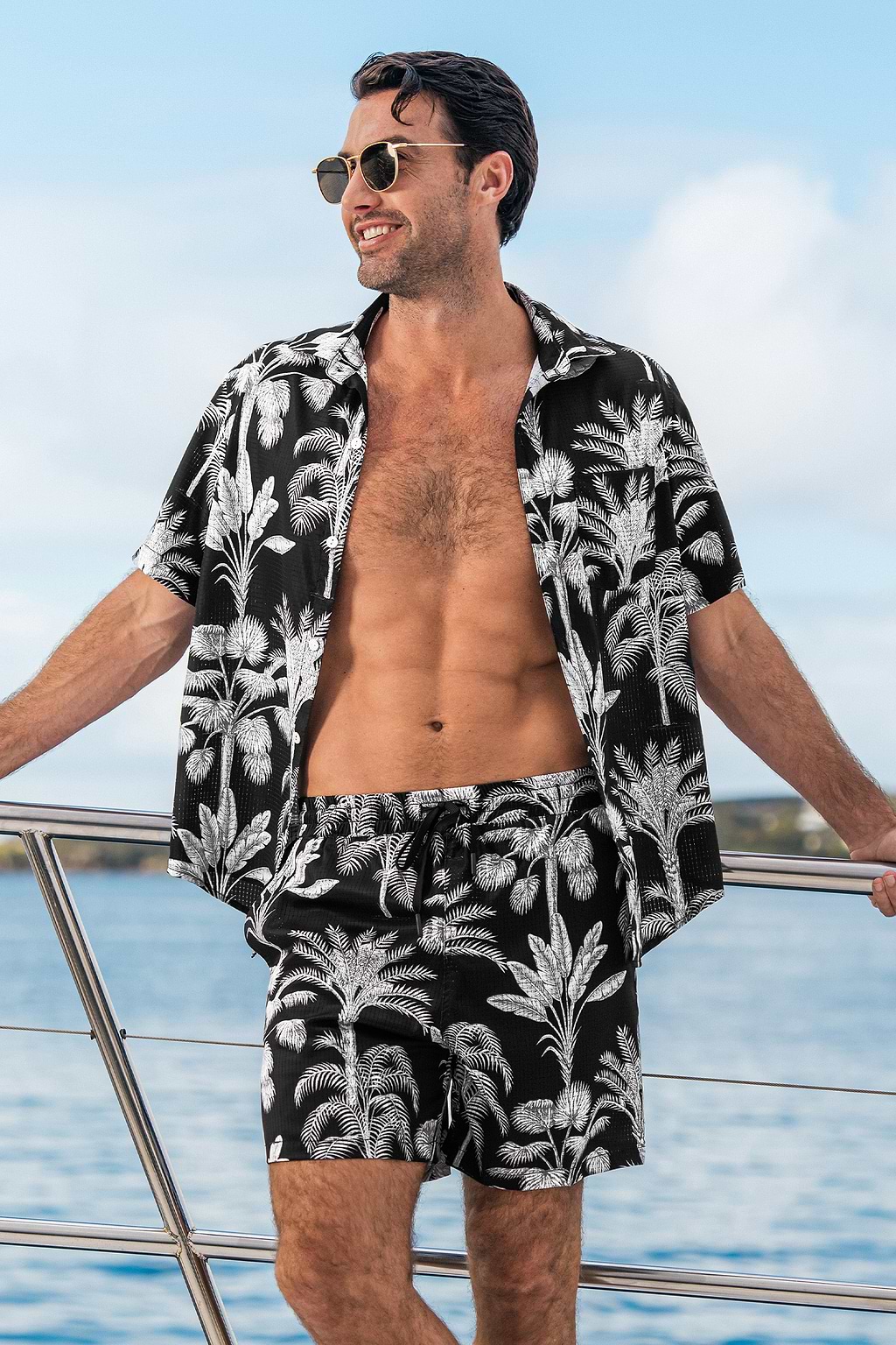 Camicia tropicale con palme a contrasto