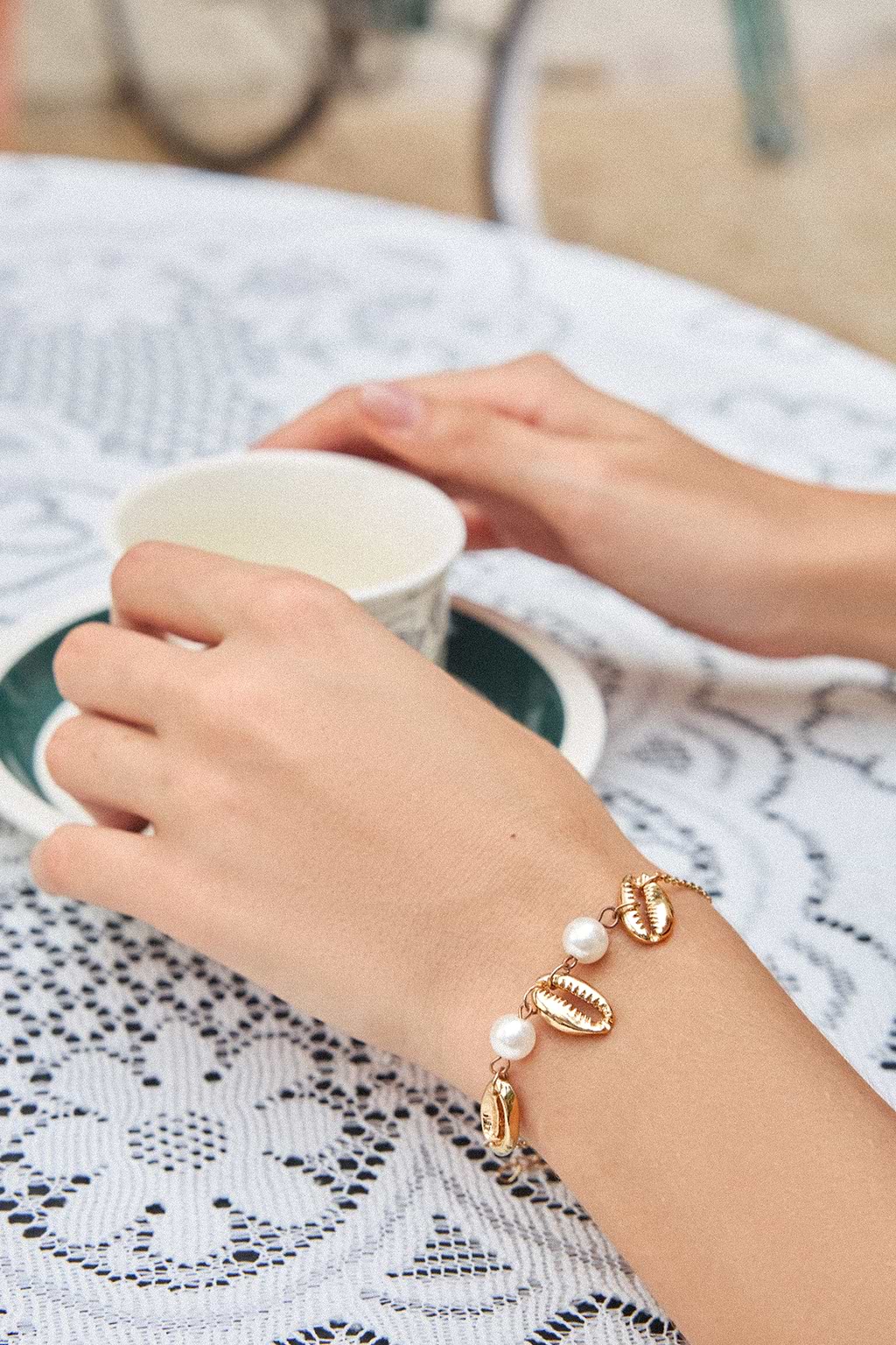 Bracelet doré avec coquillages