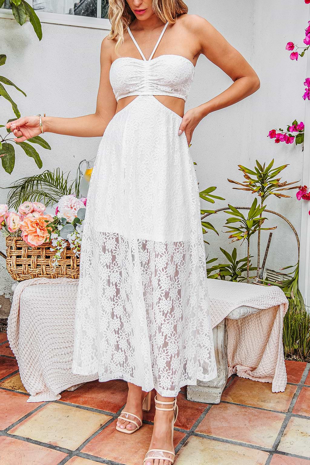 Robe longue blanche col cœur sans manches