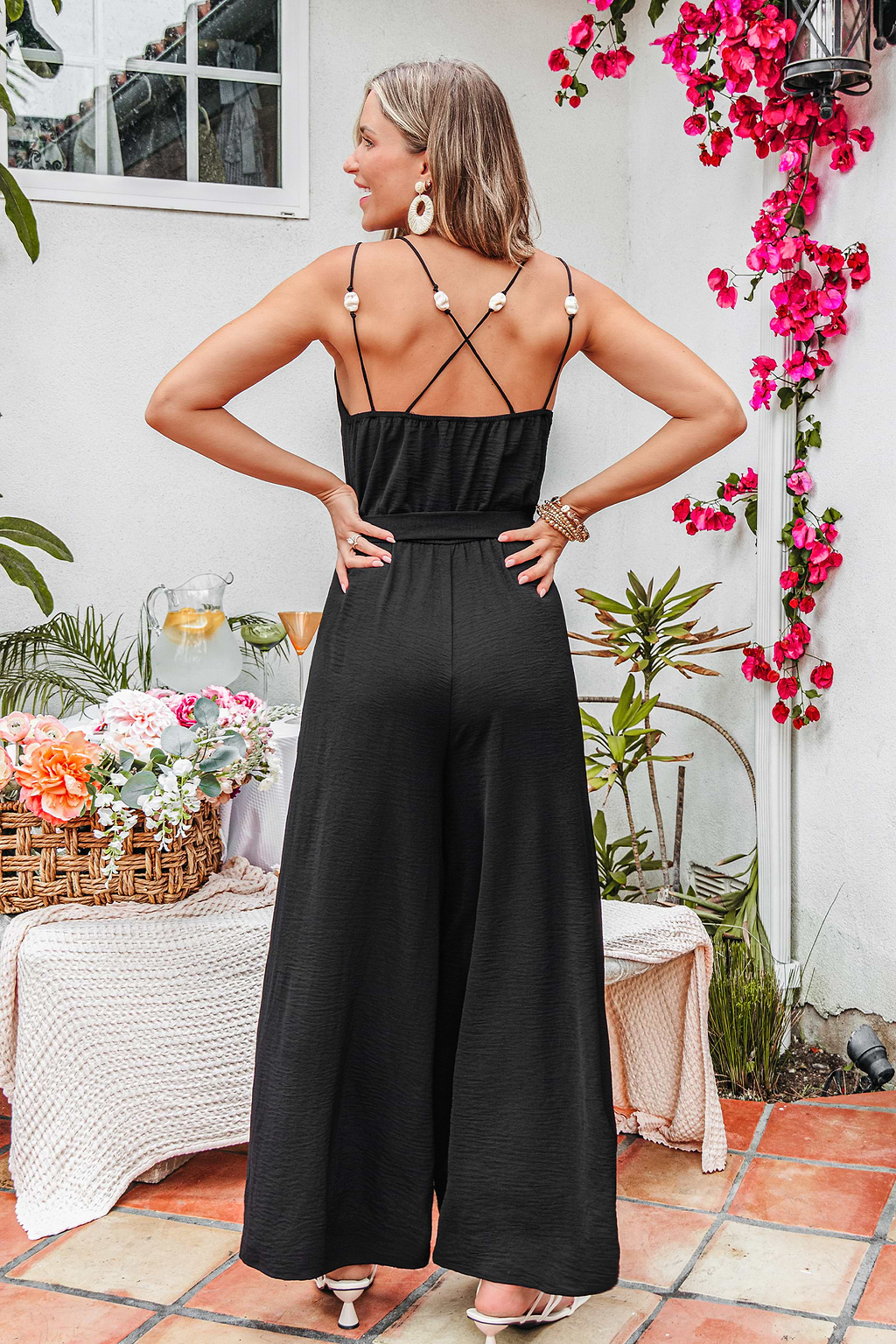 Tuta nera elegante e vistosa