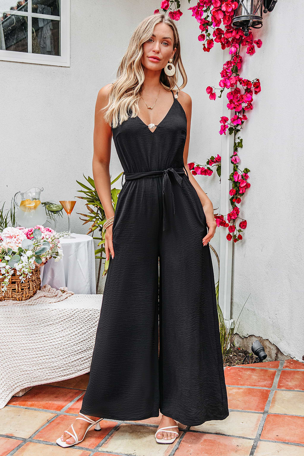 Tuta nera elegante e vistosa