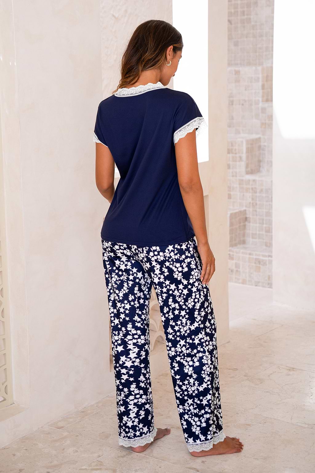 Blaues Pyjama-Set mit Spitzenbesatz