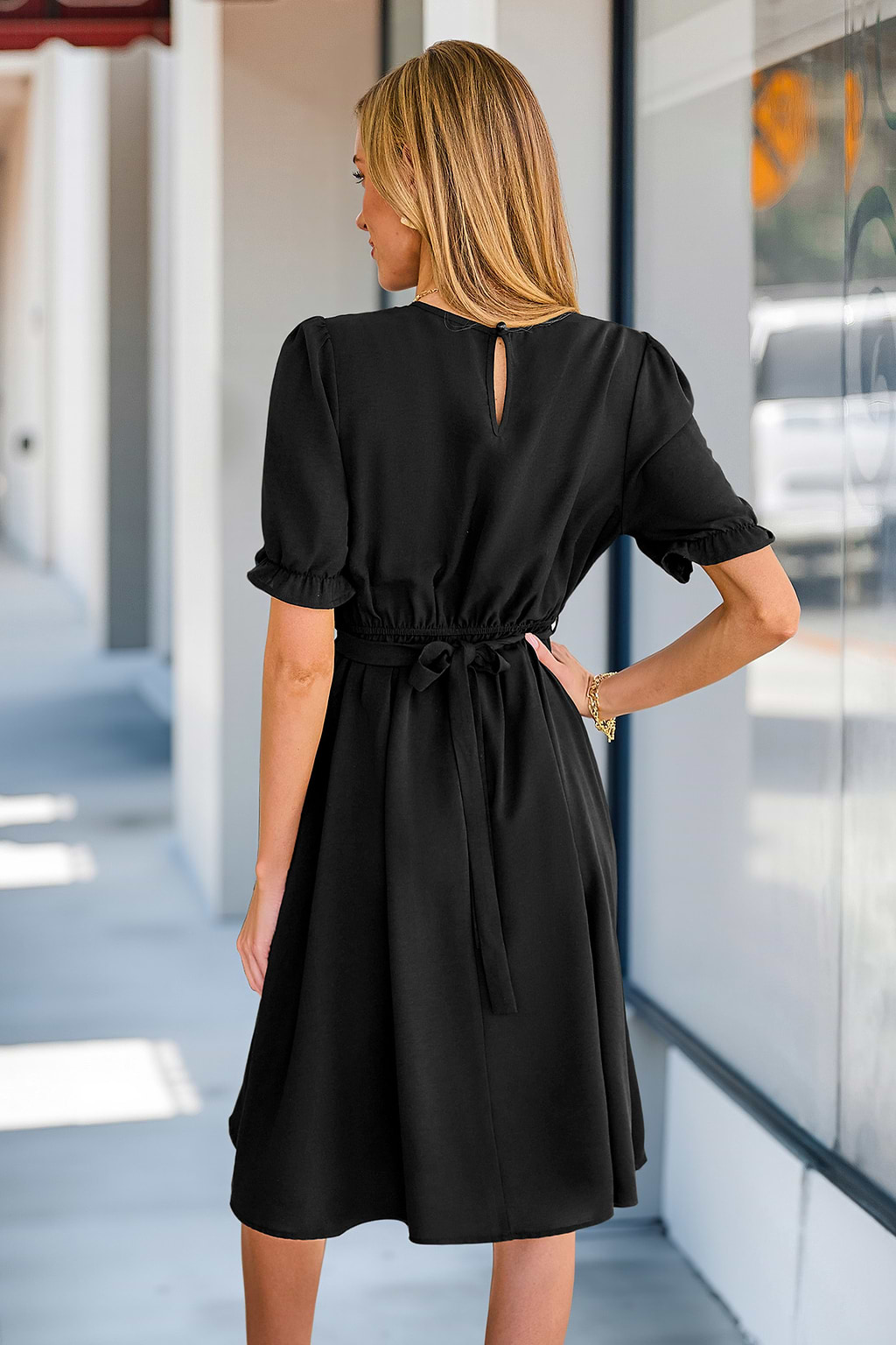 Robe noire col rond manches bouffantes