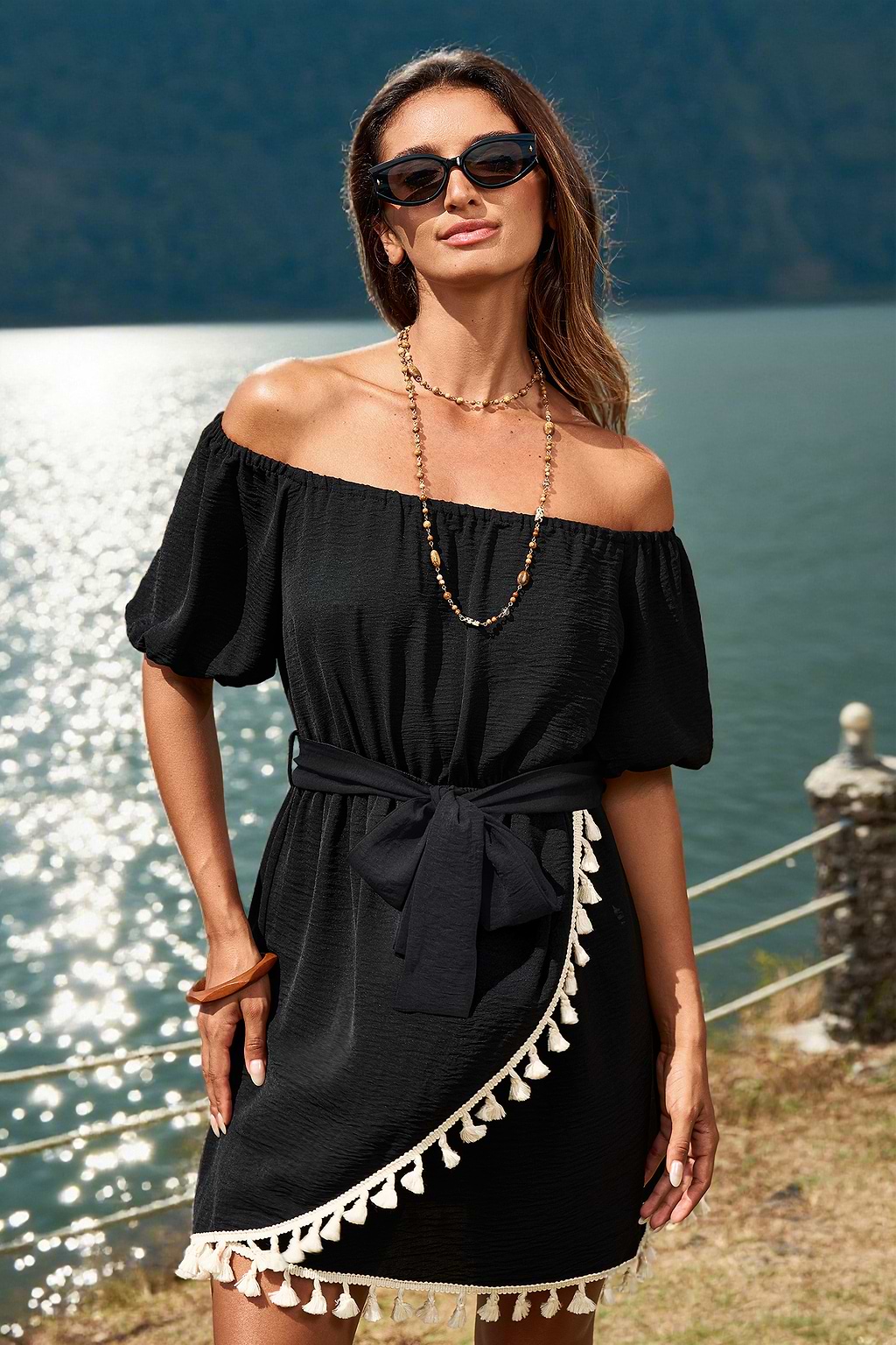 Robe courte noire tissée col asymétrique