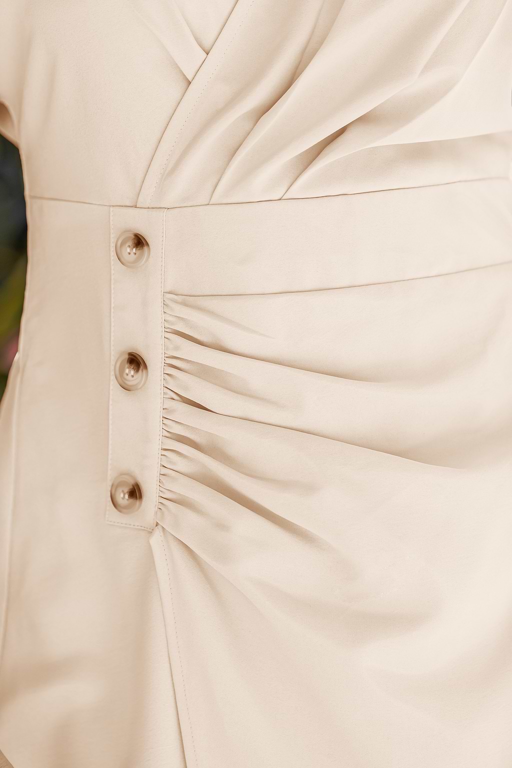 Beigefarbenes Midi-Wickelkleid