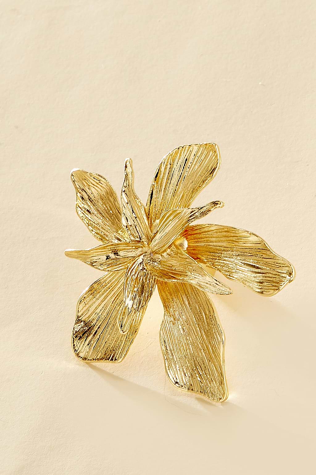 Anillo dorado con pétalos dorados