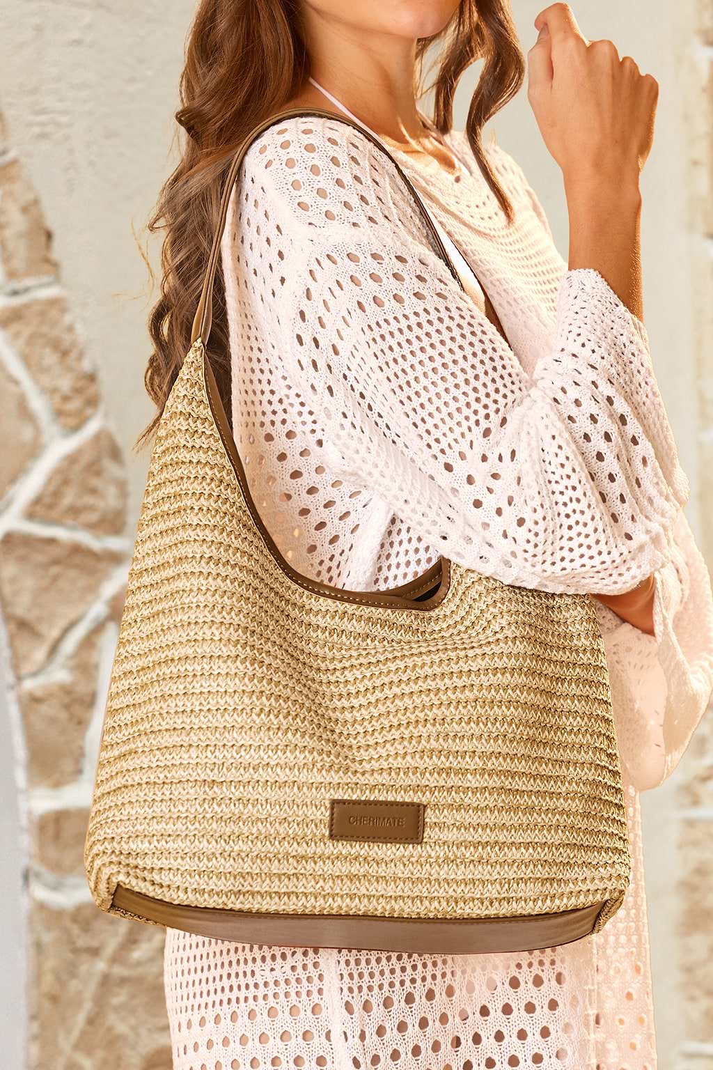 Neutrale Strohtasche mit Kunstlederakzenten