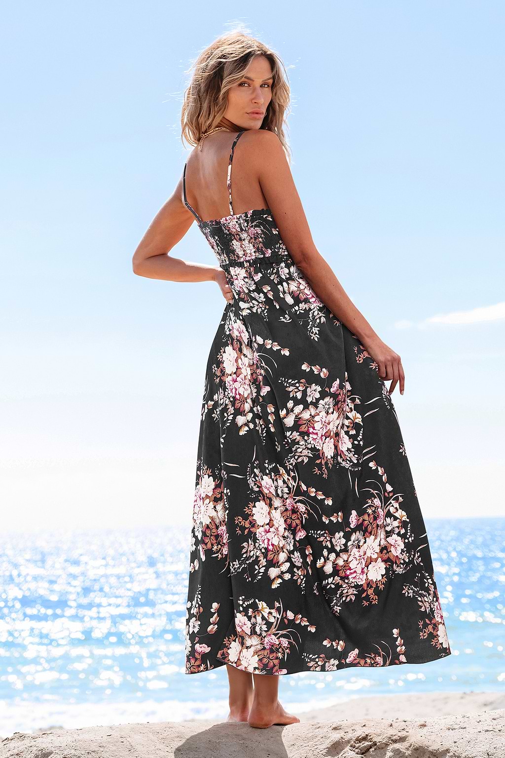 Wędrująca w kwiecistej sukience maxi