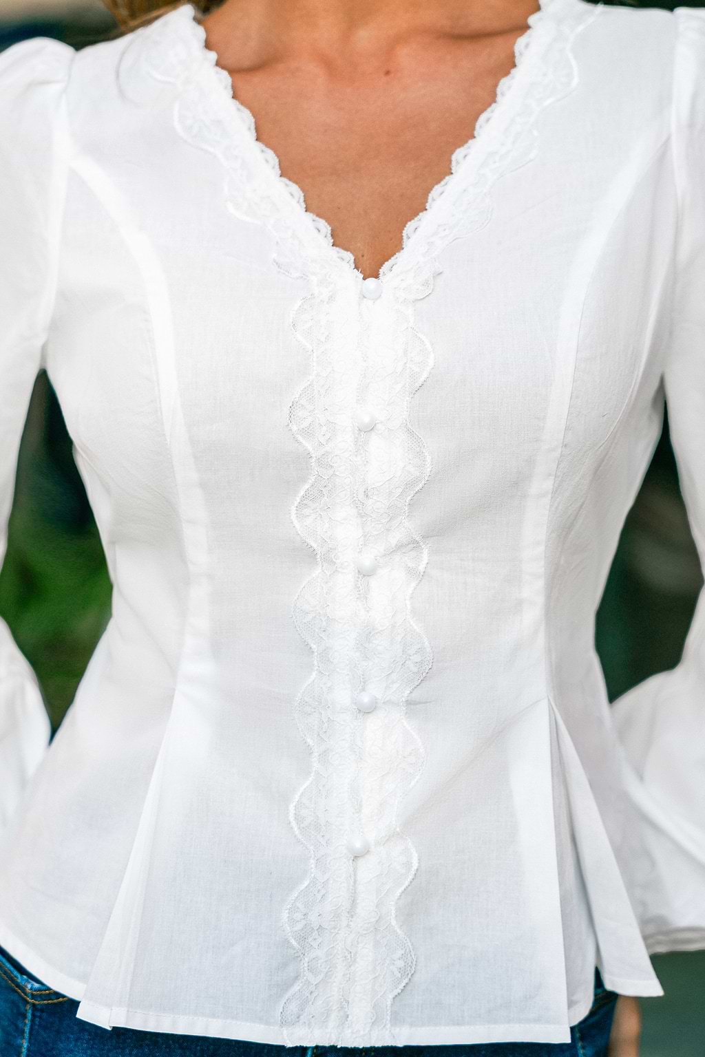 Weißes V-Ausschnitt Baumwoll-Top mit Spitzenbesatz