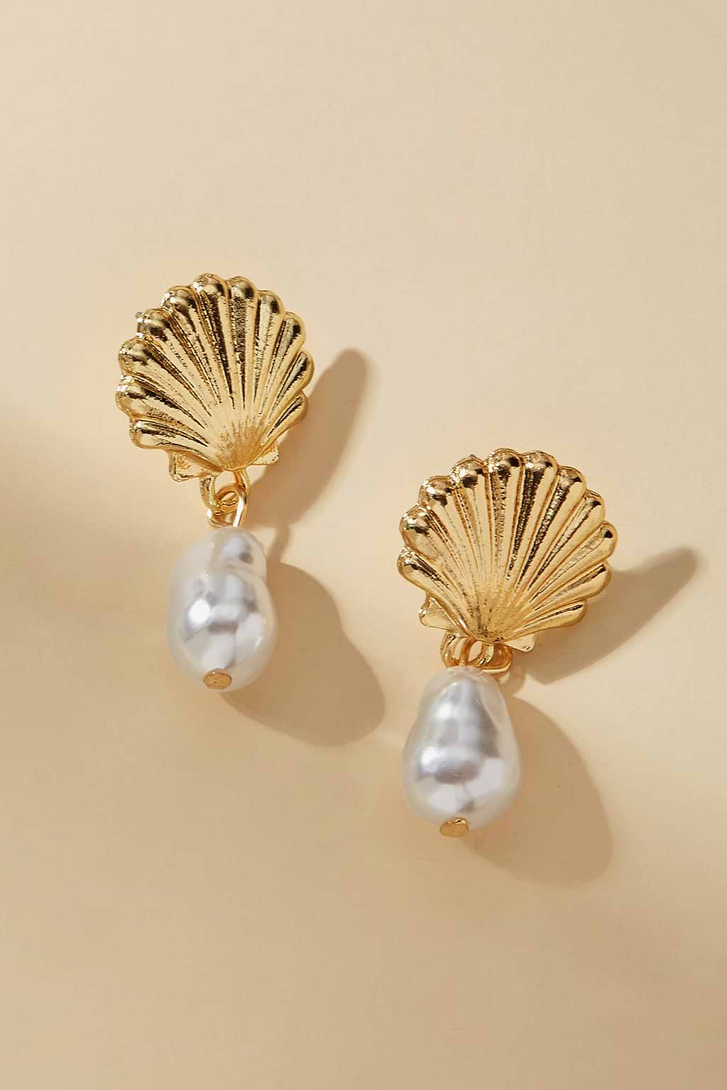 Pendientes dorados con brillo de sirena