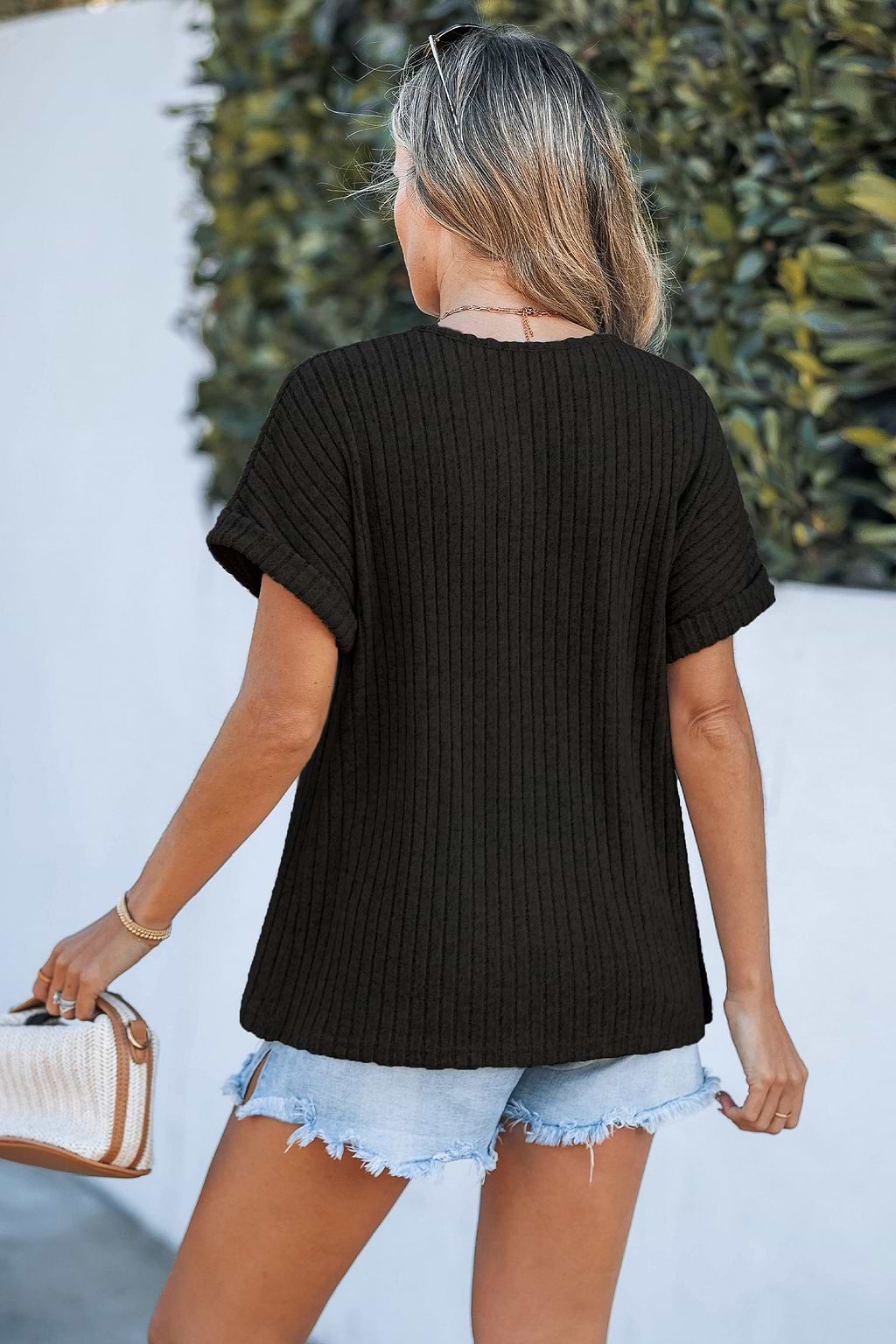 Schwarzes Strick-Top mit Knopfdetail