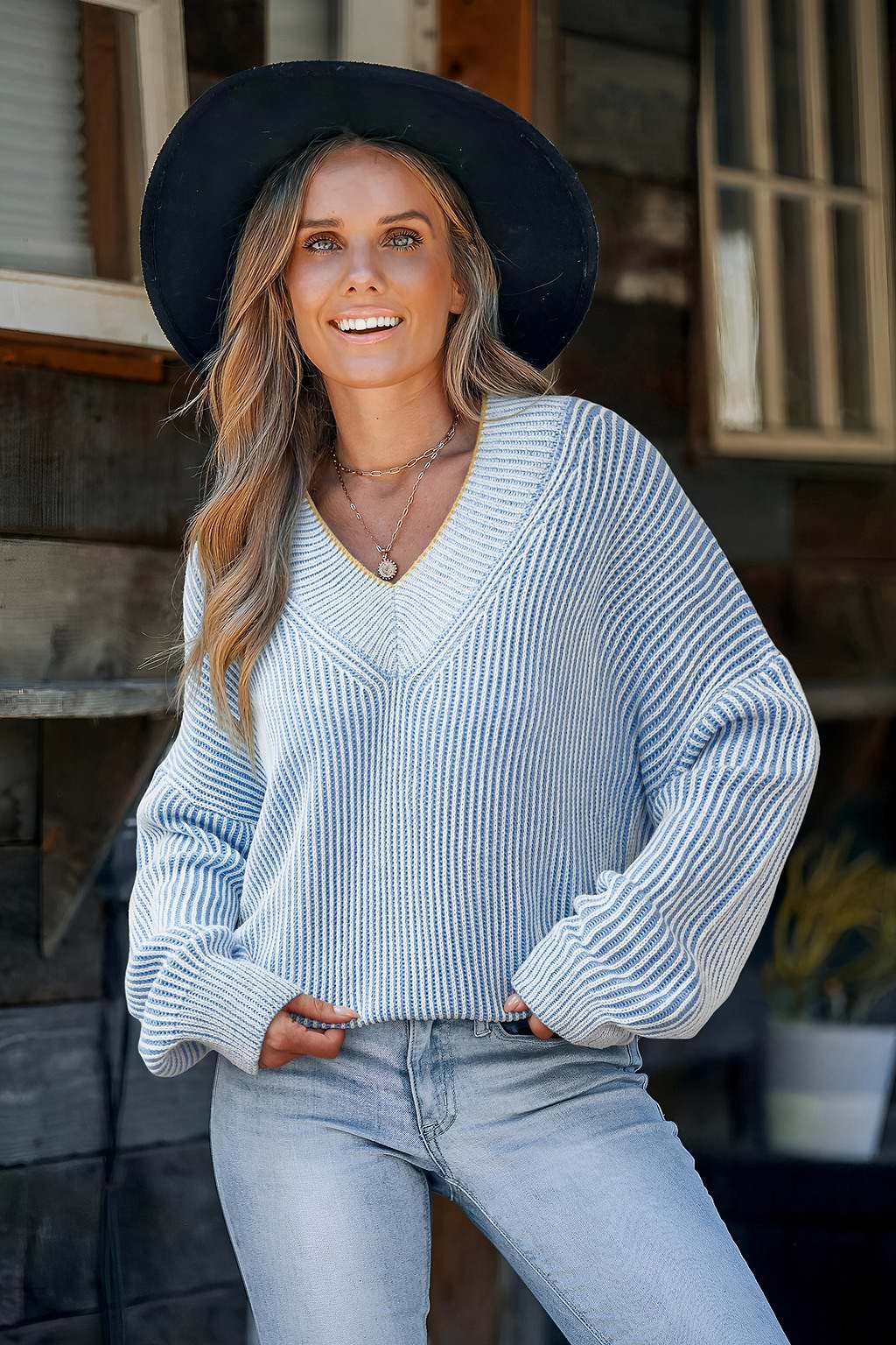 Pull bleu en tricot col V manches longues
