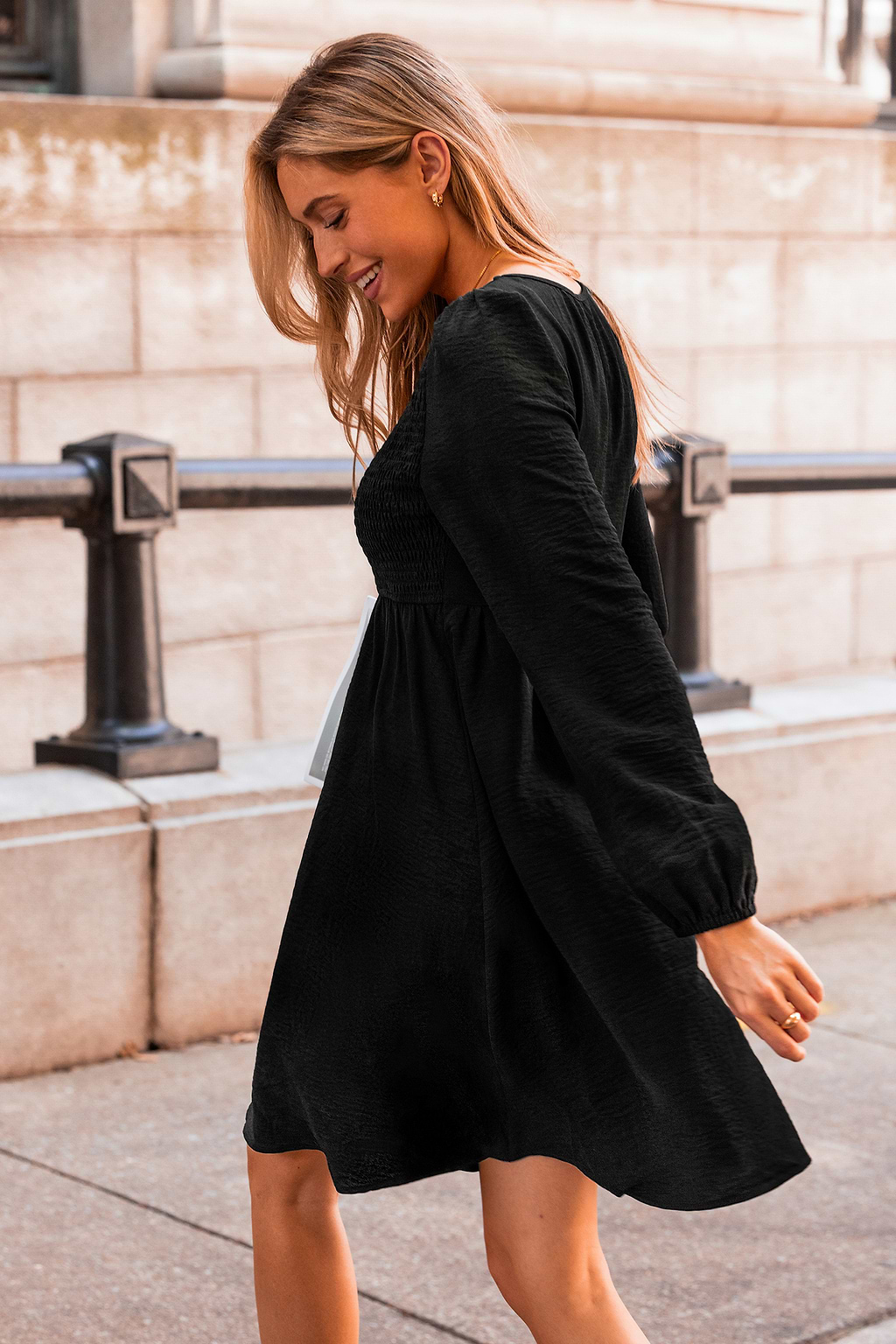Robe courte noire col rond smockée