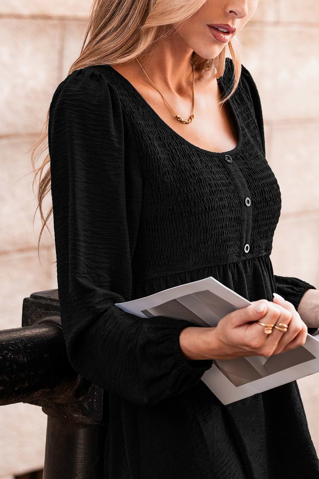 Robe courte noire col rond smockée