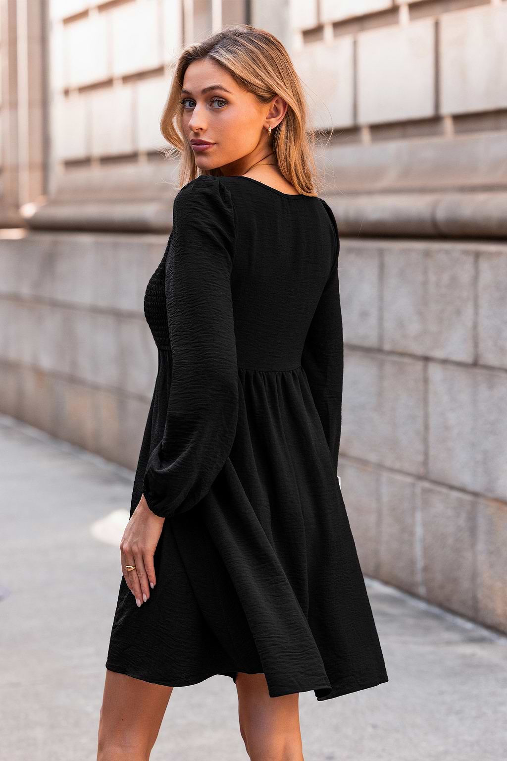 Robe courte noire col rond smockée
