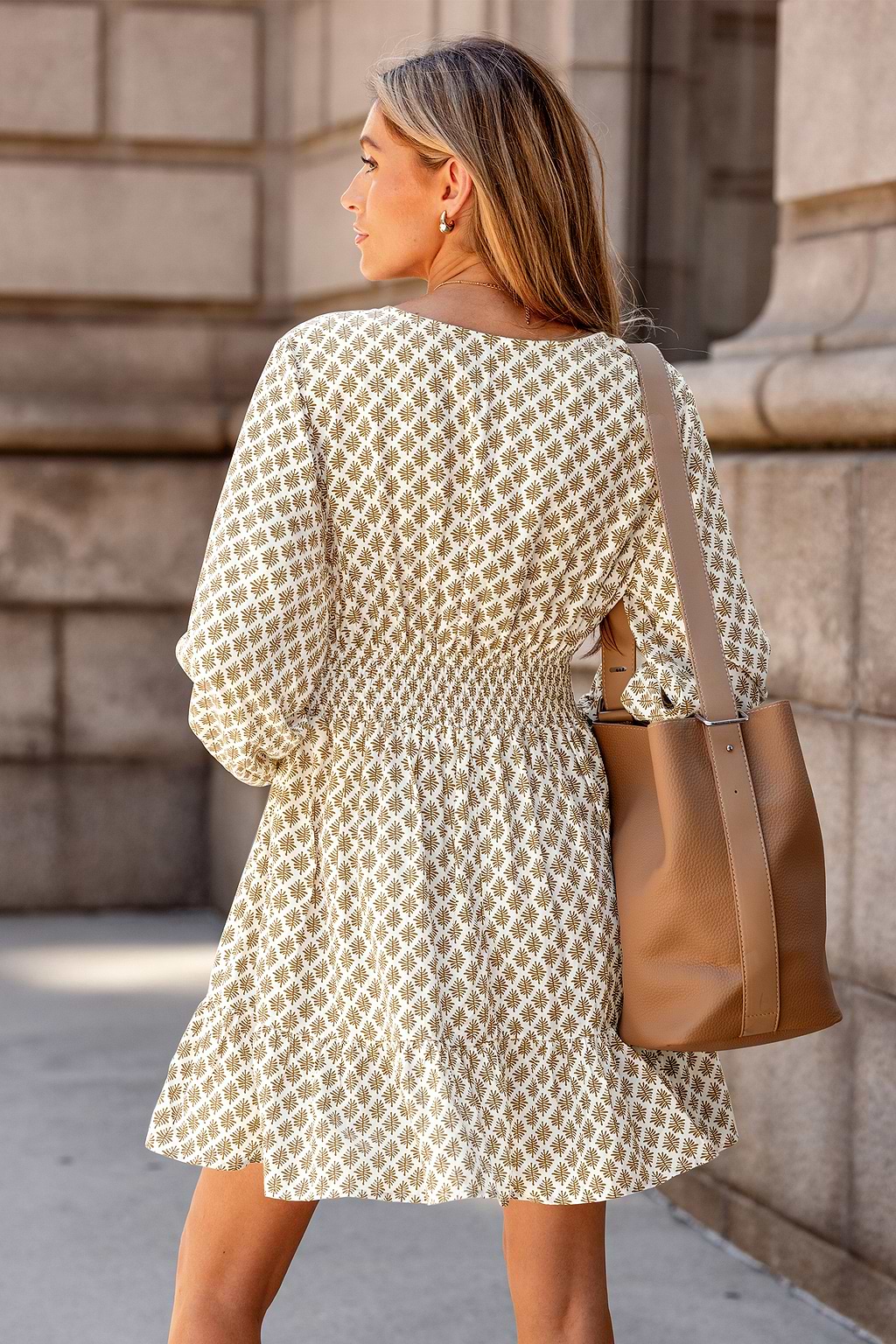 Urocza  ozdobna mini sukienka