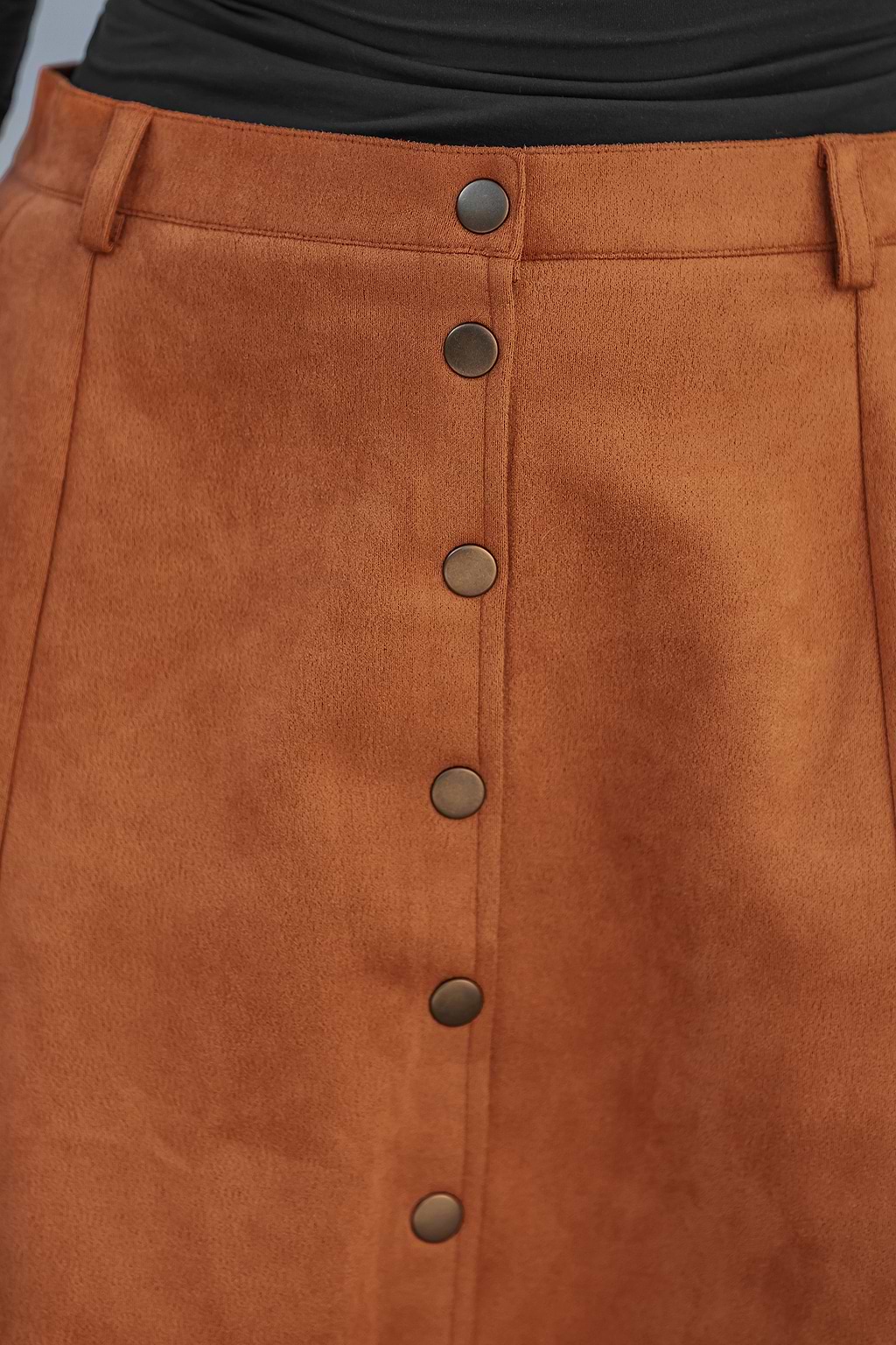 Jupe courte orange boutons sur le devant