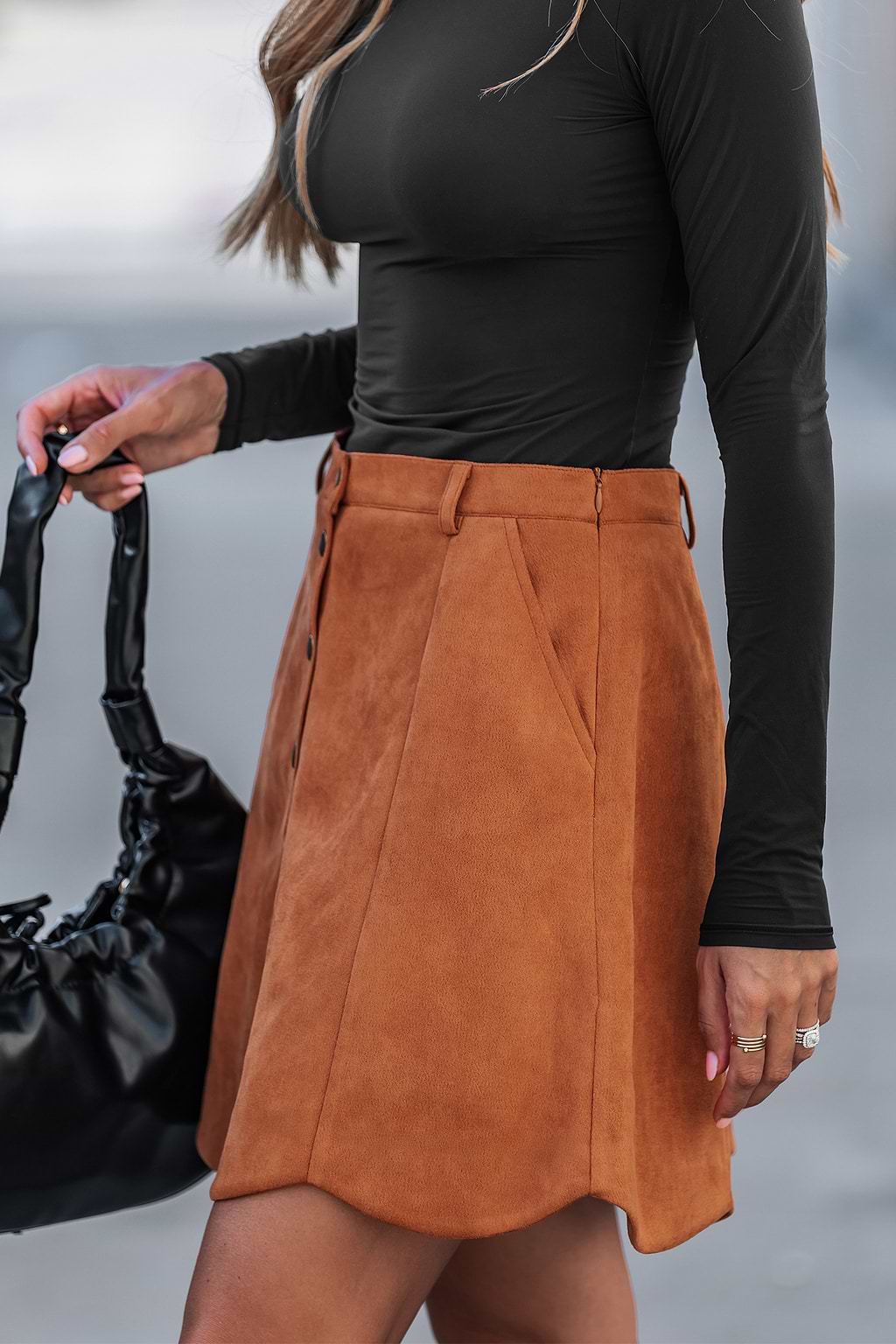 Jupe courte orange boutons sur le devant